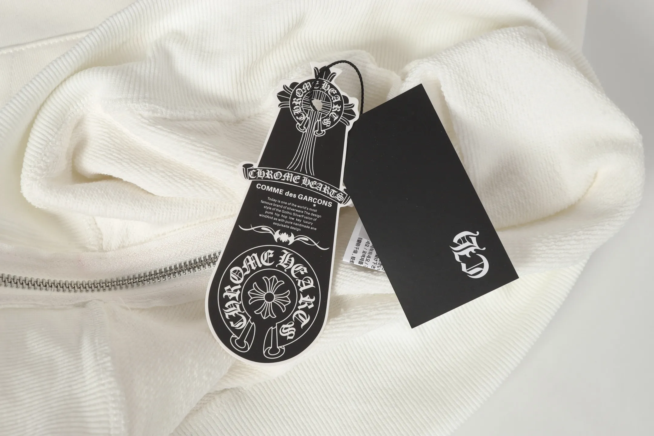 P250 cross-border model, please do not place an order if you are pursuing quality - Chrome Hearts/Chrome Heart Big Tongue👅 Printed Flower Arm Zipper Sweater Cardigan Jacket - High weight, high density and high quality. The wool is soft, delicate and skin-friendly. It feels soft and silky. It has excellent warmth and skin-friendly properties. - Custom-woven and dyed, no color difference. No matter the fabric or workmanship details, it beats the ordinary version on the market. - Hardware and zipper accessories are all customized, full of details - Color: black white -Size: S M L XL